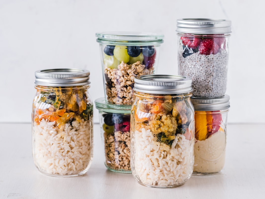 Preparación de comida saludable en cocina moderna